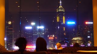 香港の夜景を一望できるラウンジ