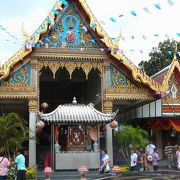 とても混んでいる中国風寺院