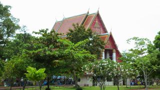 タイ最大のブロンズ製仏像があります