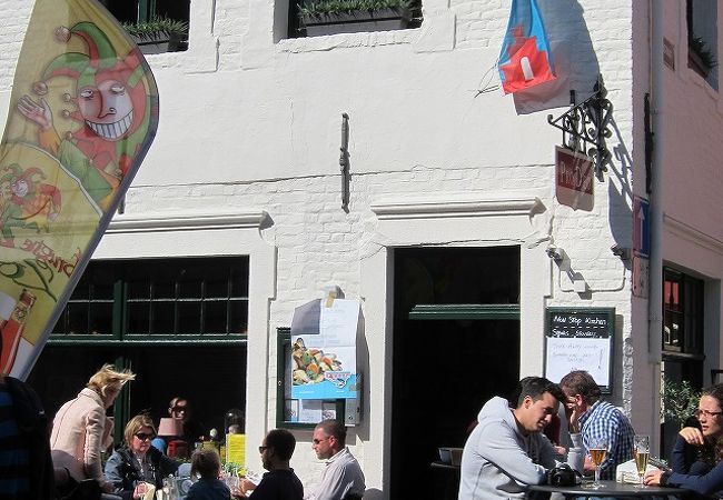 地元にも人気のレストランのようでした