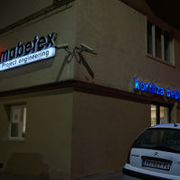 このマンションの４階。絶対に入り口はわからない･･･