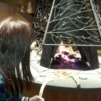 暖炉で焼きマシュマロ