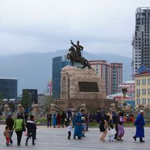 モンゴル社会主義革命の英雄スフバートルの騎馬像が立つ広場
