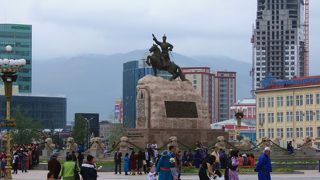 モンゴルの英雄、チンギス・ハーンとスフバートルの像がある広場　スフバートル広場
