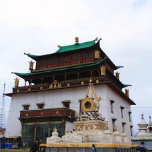 観音堂に入る前には時計回りにマニ車をまわしましょう。