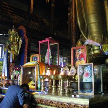 開眼観音の足下では、熱心に祈る敬虔なチベット仏教信者の姿が。