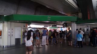 BTSとMRTの乗換駅　ターミナル21にも直結