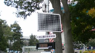 近くに放射線量の表示がある