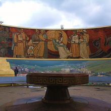 円形のモニュメントの内側には第二次大戦を描いたモザイク画。