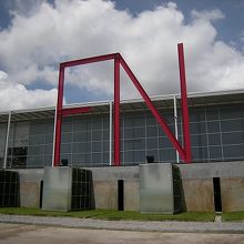 店の正面には大きなトレードマークがあるけど、ちょっと見づらい