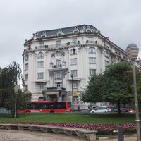 ロータリーに面した、クラシックな外観のホテルです