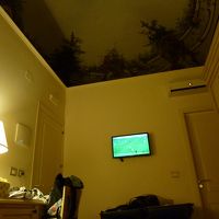 天井が高く装飾が施されています。