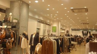 メンズ＆レディースのスーツが揃っています