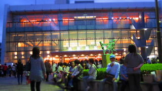 古さを感じないクールな外観。でも音響が…