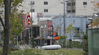 秋の景色に置かれた２つの大きな白い石