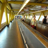 空港の長い動く歩道を乗り継ぐ