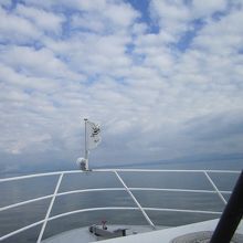 船の舳先に浮かぶは竹生島