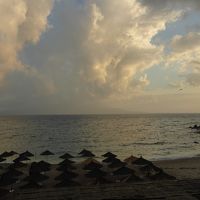 部屋のベランダからプライベートビーチを望む