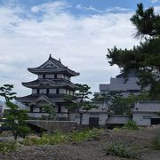 玉藻公園(史跡高松城跡) --- 「天守」こそありませんが、国重文の建物が沢山あります。因みに、 近世城郭の「海城」としては、最大のお城です。