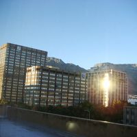 朝日を浴びるビルとテーブルマウンテン（客室の窓から）