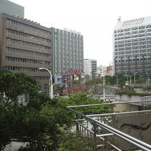 駅降りてすぐの風景