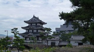 玉藻公園(史跡高松城跡) --- 「天守」こそありませんが、国重文の建物が沢山あります。因みに、 近世城郭の「海城」としては、最大のお城です。