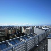 博多の街を一望する駅ビル屋上広場
