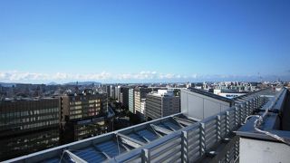 博多の街を一望する駅ビル屋上広場