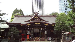 高層ビル群を見上げるロケーション！