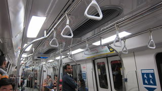 空港から繁華街へアクセスが簡単な鉄道