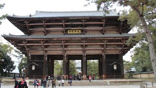 迫力の門と金剛力士像