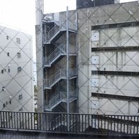 建物の隙間から僅かに海が！