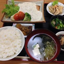 日替定食。加賀野菜を使った家庭料理が味わえます！