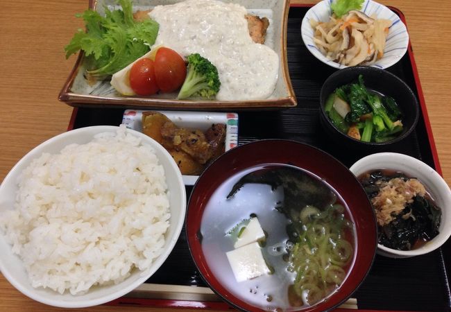 金沢市兼六園下。日替定食では加賀野菜の家庭料理も頂けます！