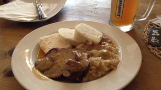 旧市街広場そば伝統料理のレストラン