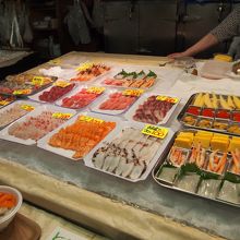 新鮮で美味しそうなお刺身を一〜二切れから買えます