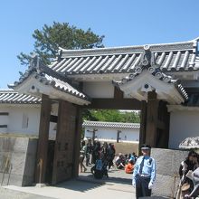 2009年に復元された馬出門