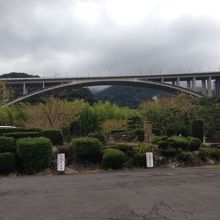 高速道路の明礬橋がよく見えます。