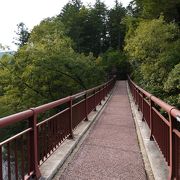 92メートルの吊り橋