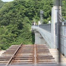 途中で千切れている線路。