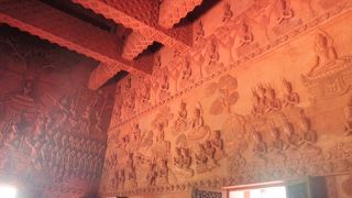 壁一面の彫刻がきれい