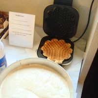 ワッフルを焼くアイロン。最近は日本のホテルでもちらほら