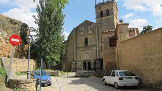 城壁外にある修道院