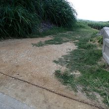 鎖が張られてる未舗装の道へと右折し・・・