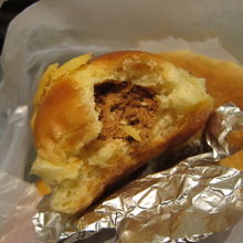 手でちぎってみました。パサパサ乾燥牛が・・・