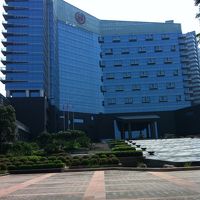 静かな緑の河畔に建つきれいなホテルです．