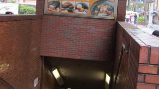 地下通路のようなショッピングモール