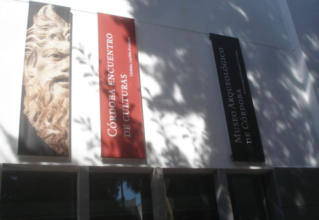 遺跡の上にできた博物館