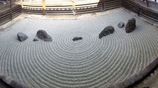 禅の心を強く表現したような庭園