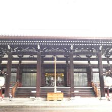 正面から見た本能寺の建物